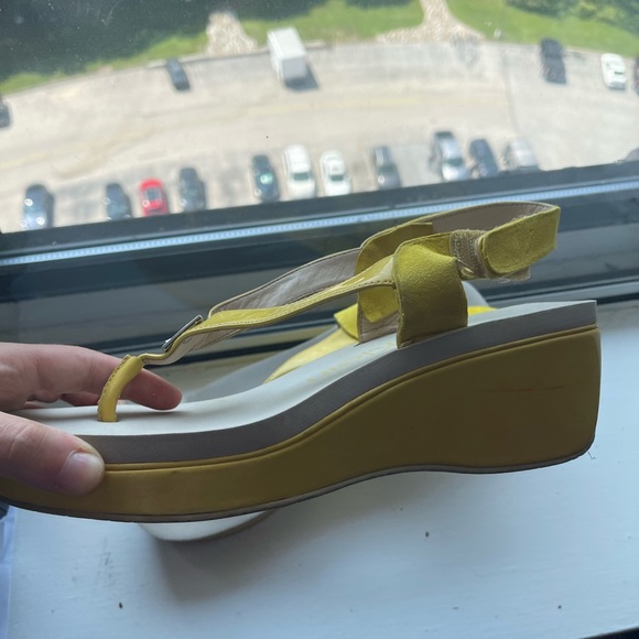 CUTE CALVIN KLEIN PLATFORM FLIP-FLOP SANDALS! perf for summer, great condition! - Picture 4 of 6